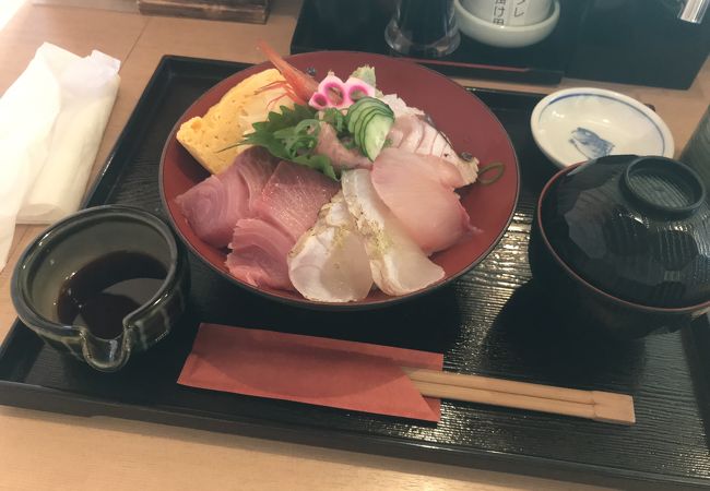 海鮮丼を食べ