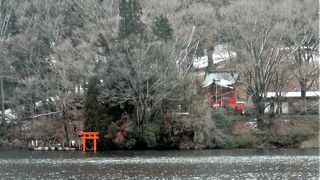 横着をして湖上から参拝。