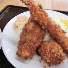 エビ・アジ・ホタテフライ定食(1600円)