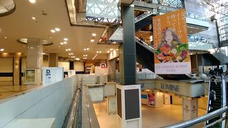 女性が喜ぶ洋服店やアクセサリーショップが多い