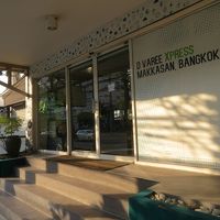 ベップリータットマイ通りに玄関があります