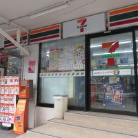 隣にセブンイレブンがあります