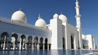 白亜の壮麗なモスク