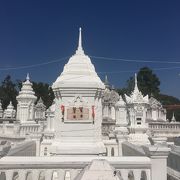 真っ白な仏塔が並ぶ