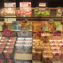 こんな感じで色々な味のきび団子が販売されていました