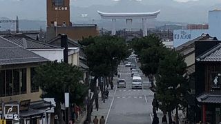 お土産屋さんが軒を連ねる神門通り