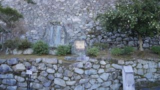 立派な石垣が残るお城