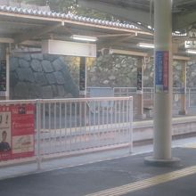 琴電高松築港駅構内から眺める石垣の風情もステキですね！