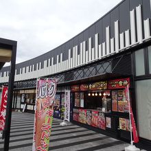 下り線のコピーのようですが、こちらの外壁は黒