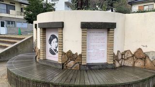 小さな公園前にあります