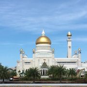 水に反映して対照のモスクが美しい！