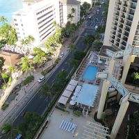 1956号室のラナイから。下にプールが見えます。