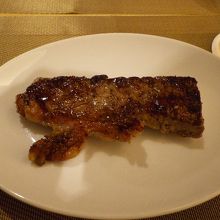 柔らかステーキはソース2種類テーブルまで持って来てくれます。