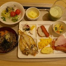 朝食2200円のどぐろ、割子そば、おいしいベーコン