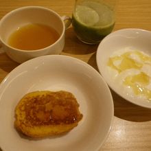 はちみつヨーグルト、フレンチトースト温めて、コンソメスープ