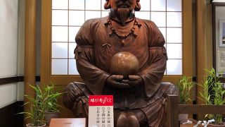 アトネスいずもの大国主命？の木像はちょっと怖い