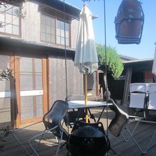 ブランコに乗るカエルさん。