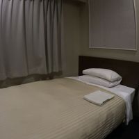 部屋は狭いが必要最低限の設備は整っています