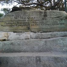 みっしり文字が掘られている。