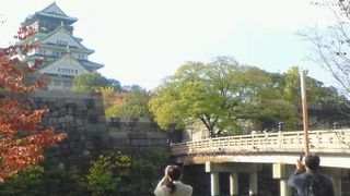 大阪城本丸へ続く見た目も眺めも良い大きな橋です