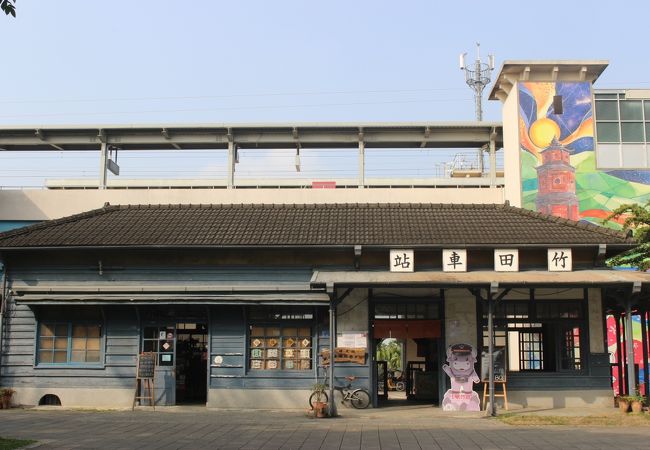 日本統治時代の駅舎が残っています