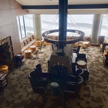 二階からみたラウンジ