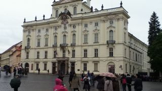 プラハ城西正門の近くにある