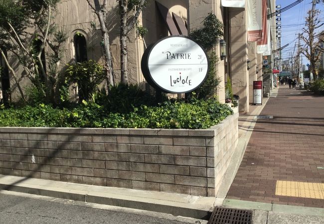 おしゃれなケーキ屋