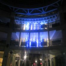 深夜2時頃に怪しげに輝くイルミネーションの様子