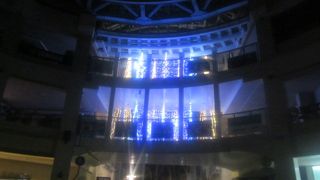 深夜でも怪しげに輝くイルミネーションが見られました