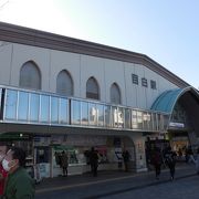 ＪＲ山手線・目白駅舎と一体となり駅前広場にもなっているゆったりとした歩行者スペースがあります！