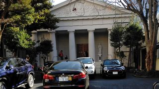 パルテノン神殿風の現在の教会は震災後の昭和２年に再建された2代目