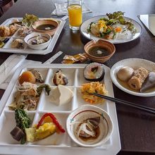 ３つあるテーブルのうち２つのテーブルからとってきた料理です