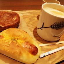 飲み物はやや高め。でもパンは美味しかった！