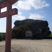 かなり大きい岩