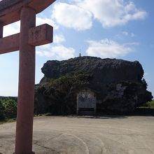 鳥居に先にある岩