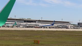 山を切り開いてできた空港のようです