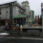 向かい側にも店舗あり