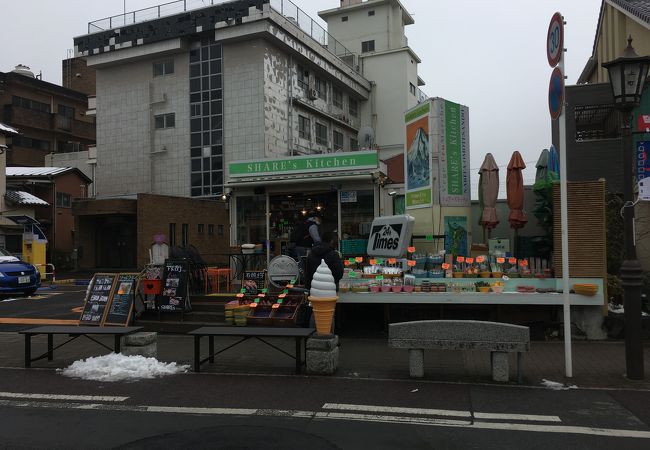 向かい側にも店舗あり