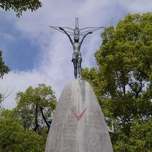 まっすぐにたっています。