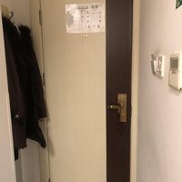 部屋の入り口です。カードキーです。