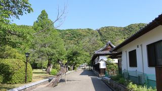 有料の錦帯橋を渡った先にあります