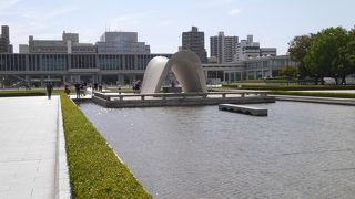 水をたたえている。