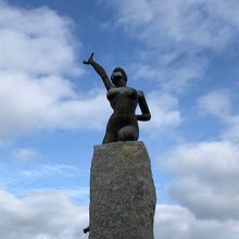 トライアスロンの碑