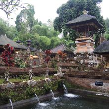 グヌンカウィ スバトゥ寺院