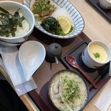 ゴマサバ定食　お味噌汁は豚汁にアップグレード