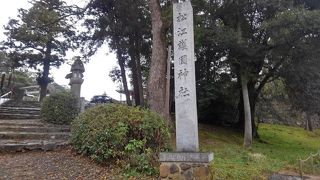 お城の敷地内に。