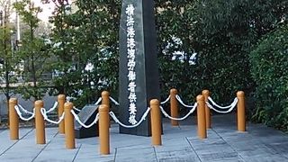 港で亡くなった港湾労働者の供養で設置されたそうです