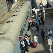 ギザ駅では、メトロ駅と交差しています。