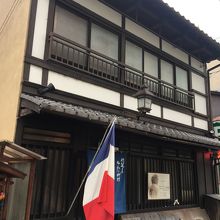 フランスの旗が目印です。